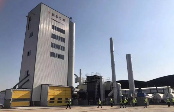 2018年10月12日，來自全國各地的筑養(yǎng)路行業(yè)專家、高校科研學(xué)者等150余人，蒞臨豐城綜合養(yǎng)護(hù)中心，現(xiàn)場觀摩全環(huán)保瀝青攪拌設(shè)備及各類環(huán)保裝置。