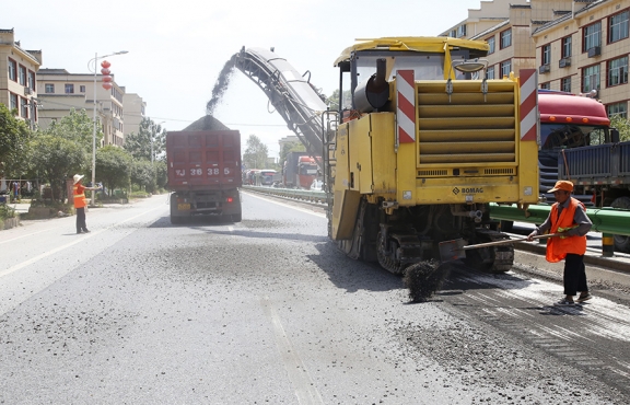 瀝青路面銑刨，廢舊料將回收再利用